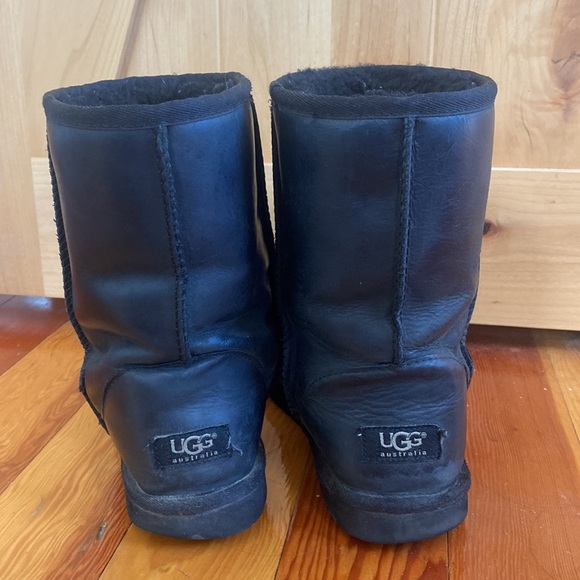 Ugg classic short black leather boot - Picture 3 of 5